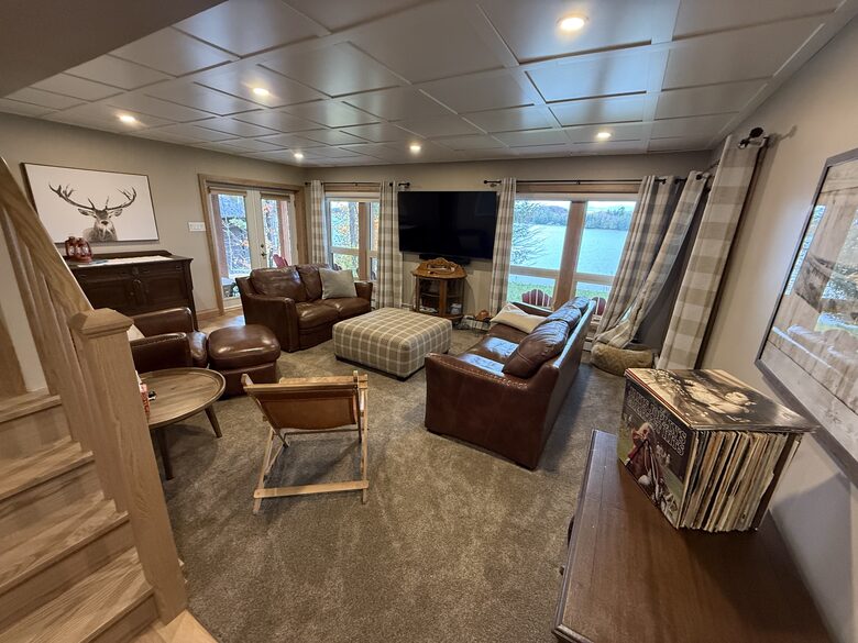 Stunning Muskoka Waterfront Retreat with Year-Round Adventure - Huntsville, Canada