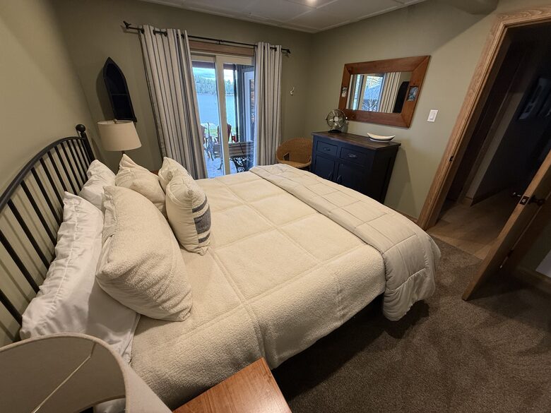 Stunning Muskoka Waterfront Retreat with Year-Round Adventure - Huntsville, Canada