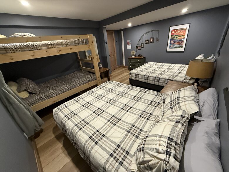 Stunning Muskoka Waterfront Retreat with Year-Round Adventure - Huntsville, Canada