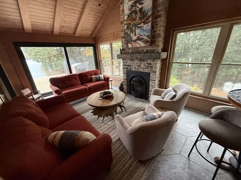Stunning Muskoka Waterfront Retreat with Year-Round Adventure - Huntsville, Canada