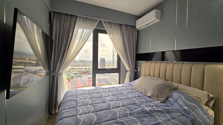 Bedroom 3: Queen bed, 42 flr with view of the Royal Palace