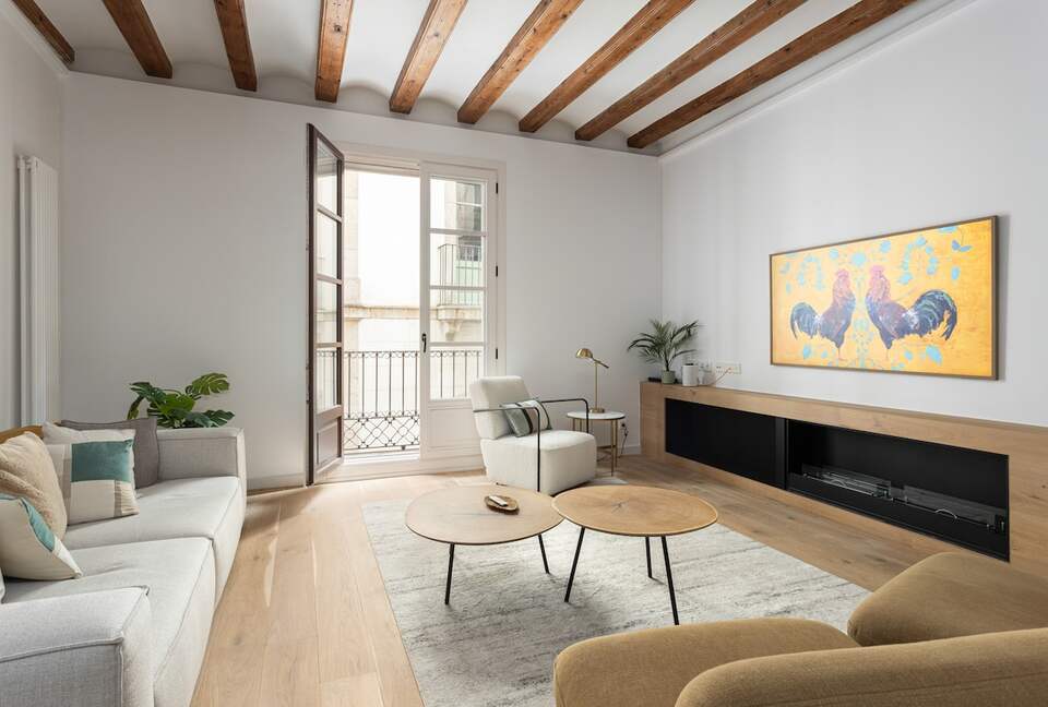 Stylish Historic Flat Steps from Barcelona’s Waterfront - Barcelona, Spain