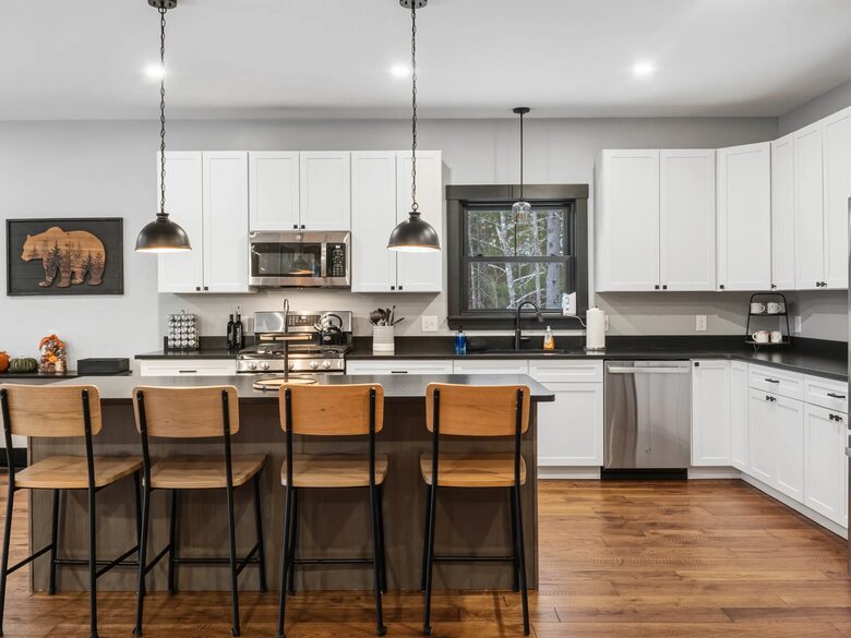 Modern Rustic Chalet Near Sunday River - Newry, Maine