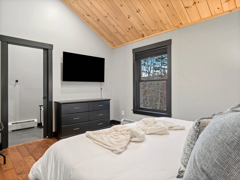 Modern Rustic Chalet Near Sunday River - Newry, Maine