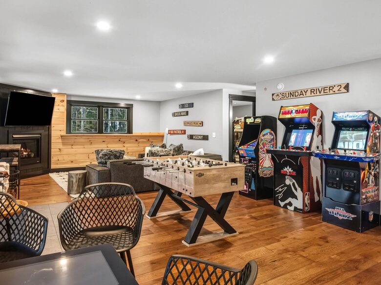 Modern Rustic Chalet Near Sunday River - Newry, Maine