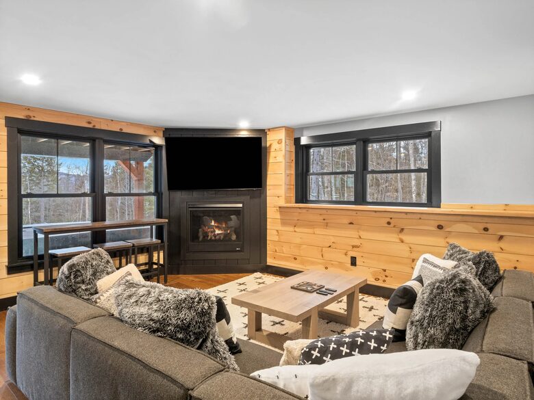 Modern Rustic Chalet Near Sunday River - Newry, Maine