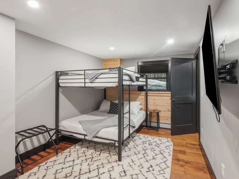 Modern Rustic Chalet Near Sunday River - Newry, Maine