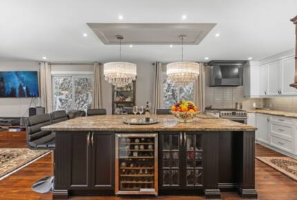 A Culinary Haven: Grand Granite Island with Panoramic Views