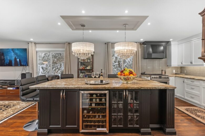 A Culinary Haven: Grand Granite Island with Panoramic Views