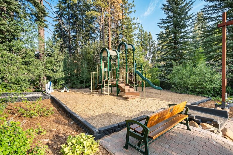 Northstar Village Townhouse Walkable to Ski Slopes and Recreation Center - Truckee, California