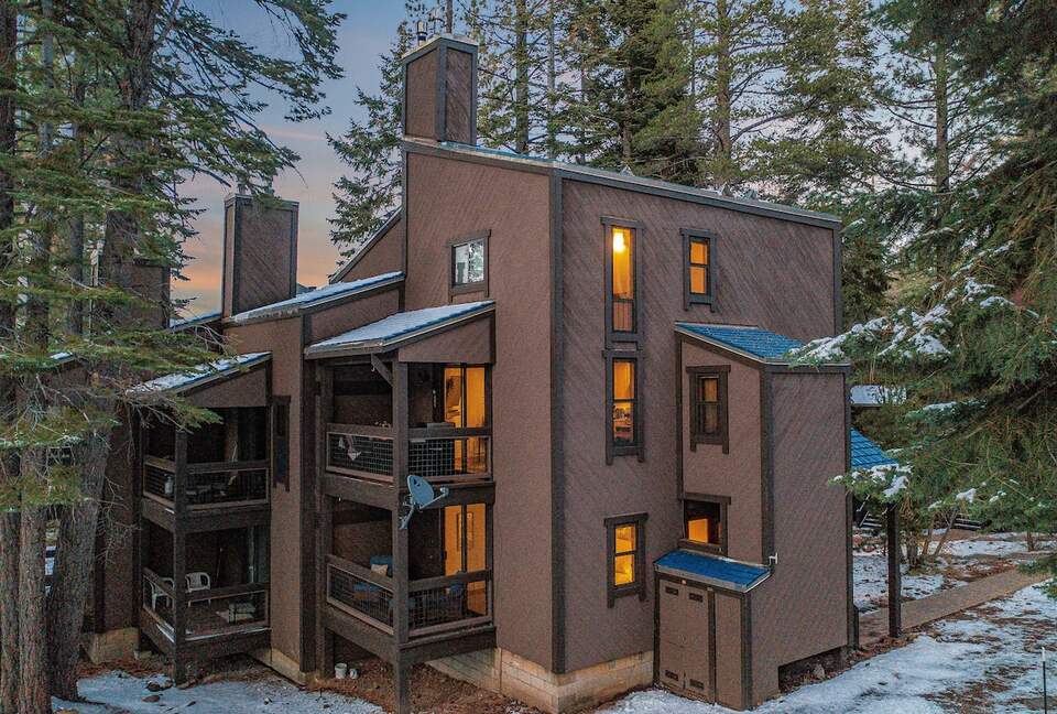 Northstar Village Townhouse Walkable to Ski Slopes and Recreation Center - Truckee, California