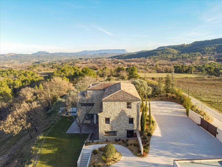 Panoramic Grandeur Facing Mont Sainte-Victoire - Le Puy-Sainte-Réparade, France