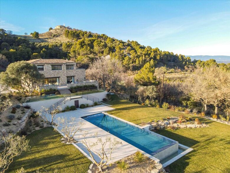 Panoramic Grandeur Facing Mont Sainte-Victoire - Le Puy-Sainte-Réparade, France