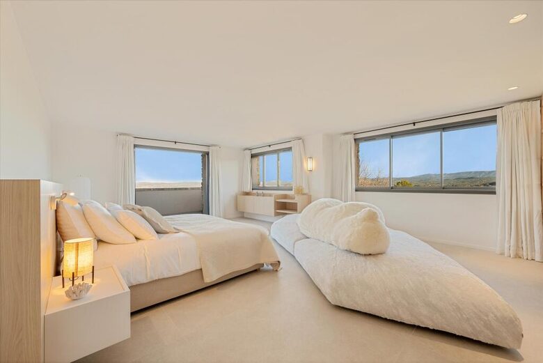 Panoramic Grandeur Facing Mont Sainte-Victoire - Le Puy-Sainte-Réparade, France