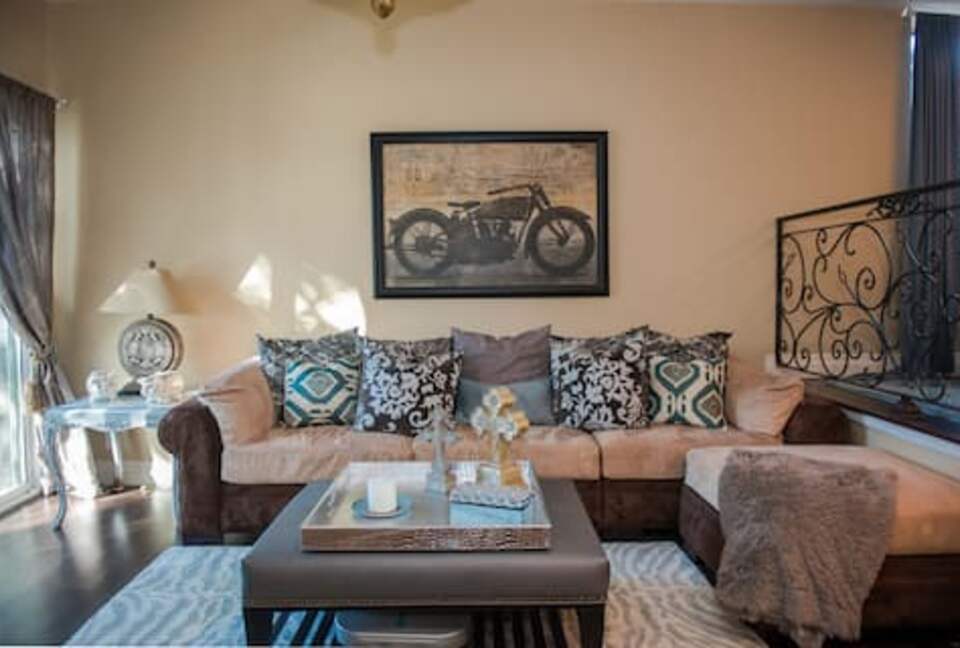 Stylish Orange County Townhome Near Newport Beach and OC Fairgrounds - Costa Mesa, California