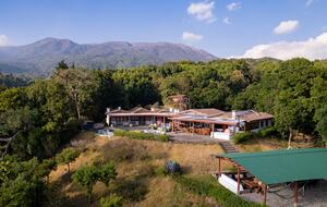 Volcanic Views & Refined Comfort - Santa Ana, El Salvador