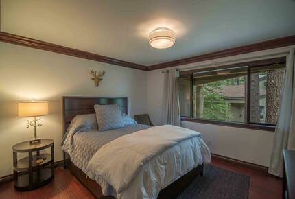 Donner Lake in Tahoe. Private Beach on Lake. Lake Views from Every Room. In Winter: Center Between Squaw Valley, Northstar and Sugar Bowl Ski Resorts. - Truckee, California