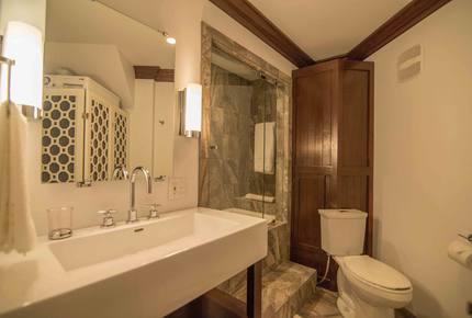 Donner Lake in Tahoe. Private Beach on Lake. Lake Views from Every Room. In Winter: Center Between Squaw Valley, Northstar and Sugar Bowl Ski Resorts. - Truckee, California