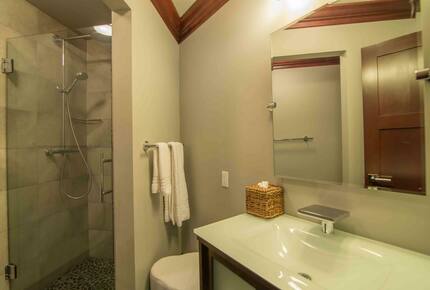 Donner Lake in Tahoe. Private Beach on Lake. Lake Views from Every Room. In Winter: Center Between Squaw Valley, Northstar and Sugar Bowl Ski Resorts. - Truckee, California