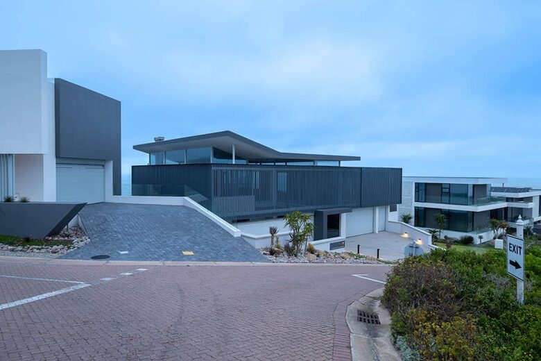 Clifftop Oceanview Villa Overlooking Pinnacle Point Golf Course - Mossel Bay, South Africa
