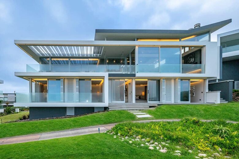 Clifftop Oceanview Villa Overlooking Pinnacle Point Golf Course - Mossel Bay, South Africa