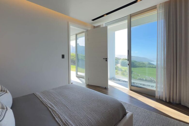 Clifftop Oceanview Villa Overlooking Pinnacle Point Golf Course - Mossel Bay, South Africa