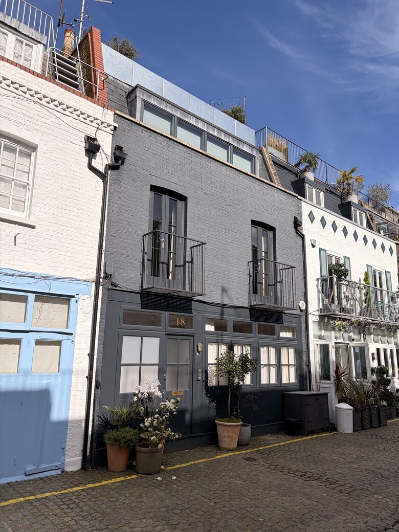 A Notting Hill Mews House with Rooftop Views - London, United Kingdom