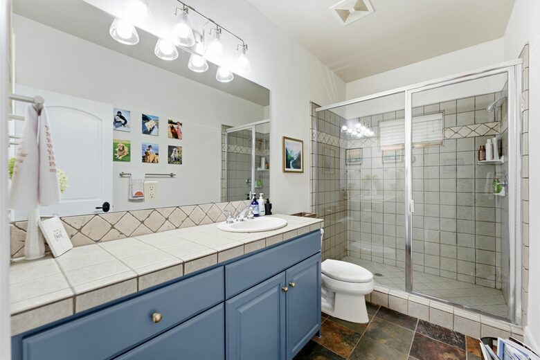 Full Bathroom : Main Level