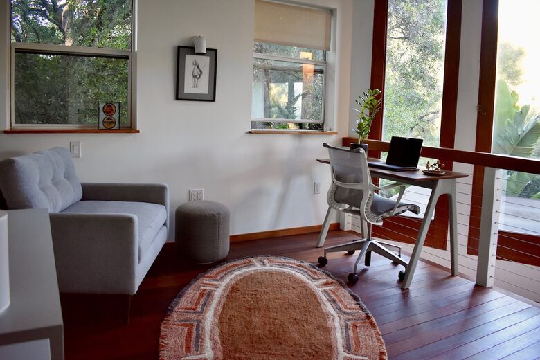 Workspace: Ultra-high-speed Wifi, Ergonomic chair, Views