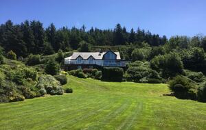 A Modern Sanctuary Above the Anglesey Coast - Llanddona, Isle of Anglesey, United Kingdom