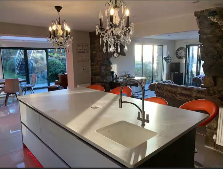 A Modern Sanctuary Above the Anglesey Coast - Llanddona, Isle of Anglesey, United Kingdom