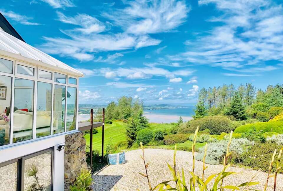 A Modern Sanctuary Above the Anglesey Coast - Llanddona, Isle of Anglesey, United Kingdom