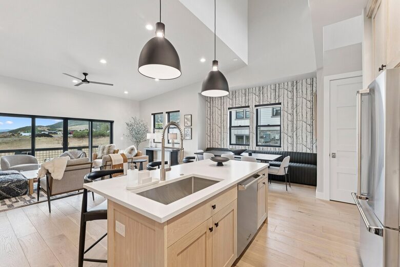 A Modern Mountain Retreat Near Deer Valley with Game Room & Hot Tub - Heber City, Utah