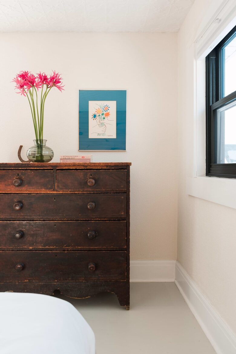 A Design-Led Country Home Near Sandbanks and East Lake - Cherry Valley, Canada