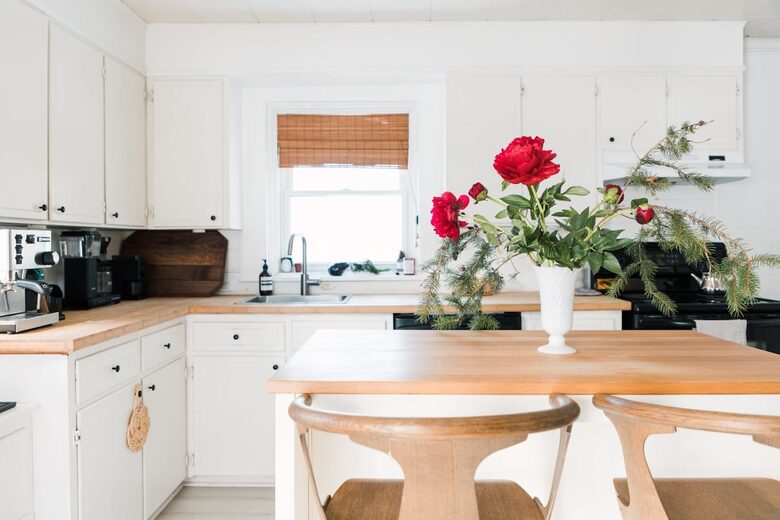 A Design-Led Country Home Near Sandbanks and East Lake - Cherry Valley, Canada