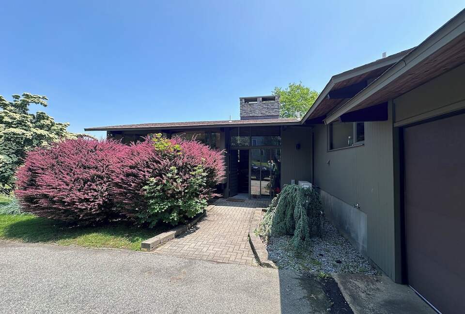 Rhode Island Vineyard-Adjacent Coastal Retreat - Portsmouth, Rhode Island