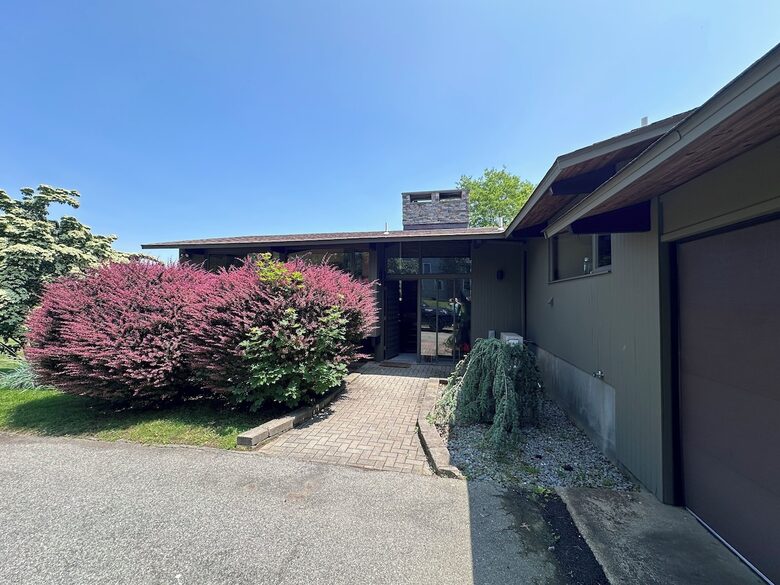 Rhode Island Vineyard-Adjacent Coastal Retreat - Portsmouth, Rhode Island