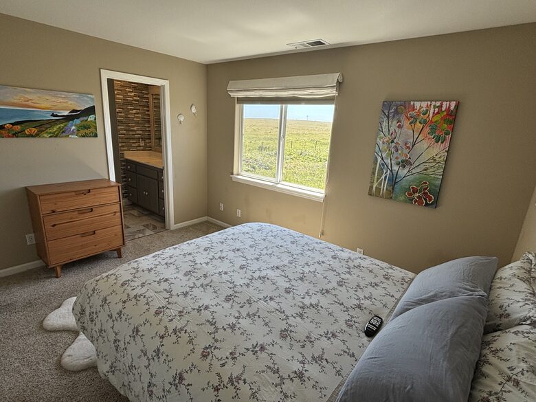 Upstairs bedroom - adjustable queen bed