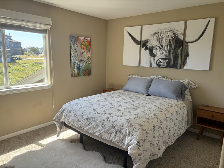 Upstairs bedroom - adjustable queen bed