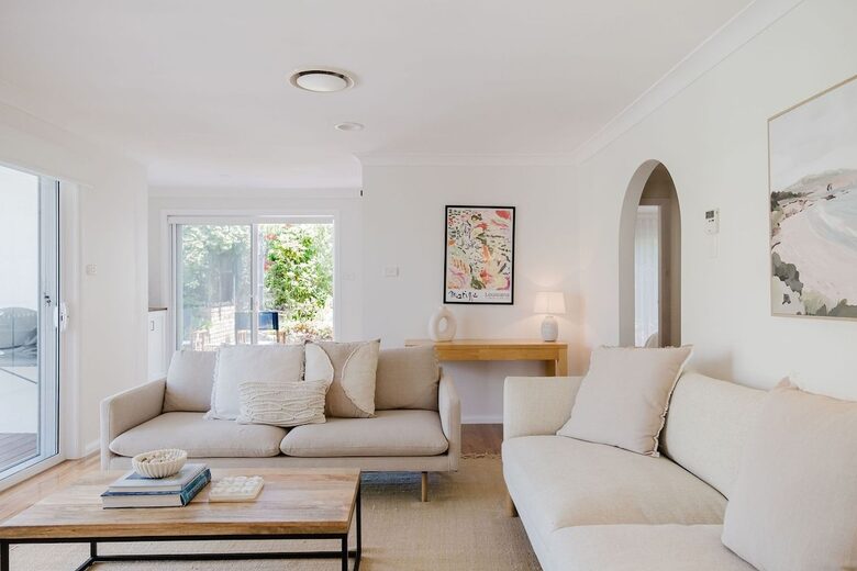 Light-Filled Coastal Living in Mollymook Beach - Mollymook Beach, Australia