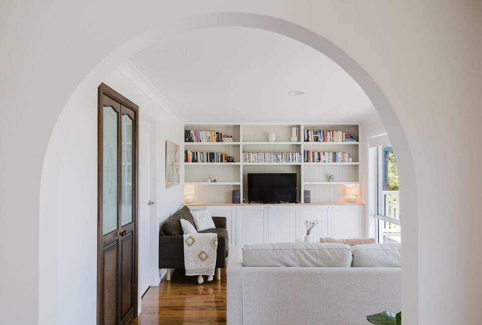 Light-Filled Coastal Living in Mollymook Beach - Mollymook Beach, Australia