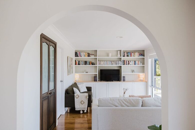 Light-Filled Coastal Living in Mollymook Beach - Mollymook Beach, Australia