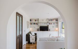 Light-Filled Coastal Living in Mollymook Beach - Mollymook Beach, Australia