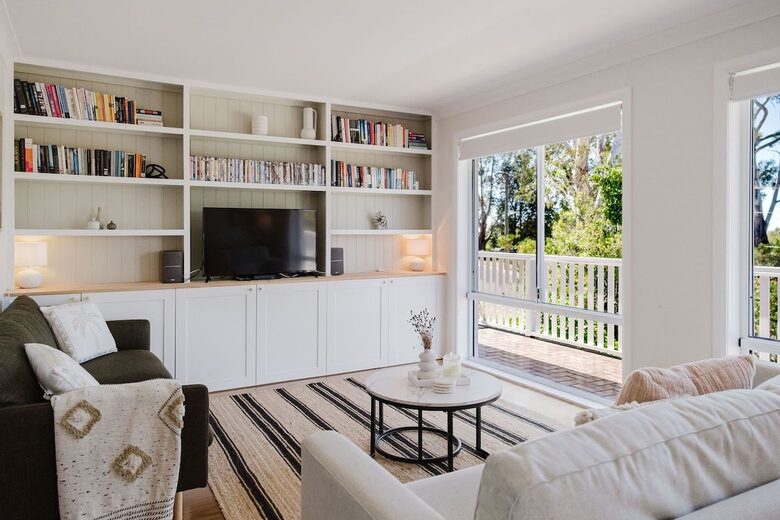 Light-Filled Coastal Living in Mollymook Beach - Mollymook Beach, Australia