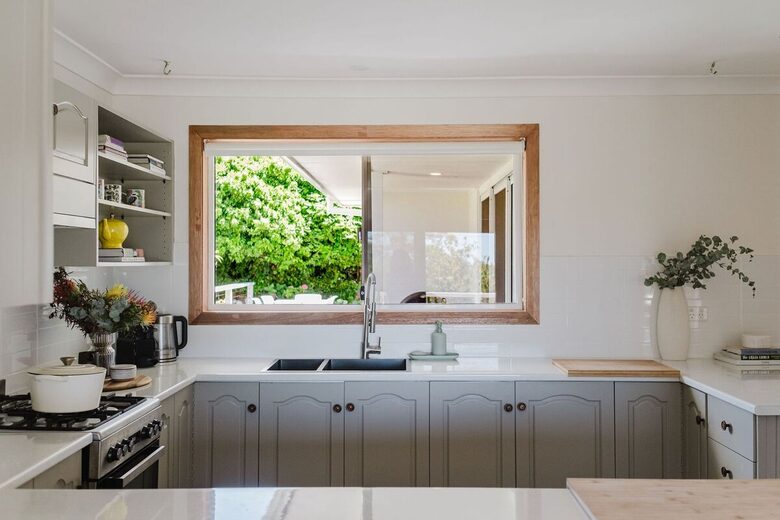 Light-Filled Coastal Living in Mollymook Beach - Mollymook Beach, Australia