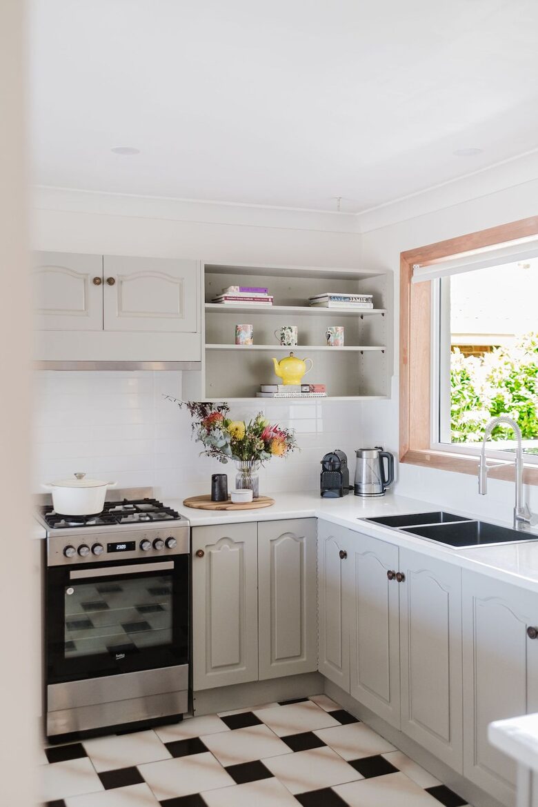 Light-Filled Coastal Living in Mollymook Beach - Mollymook Beach, Australia