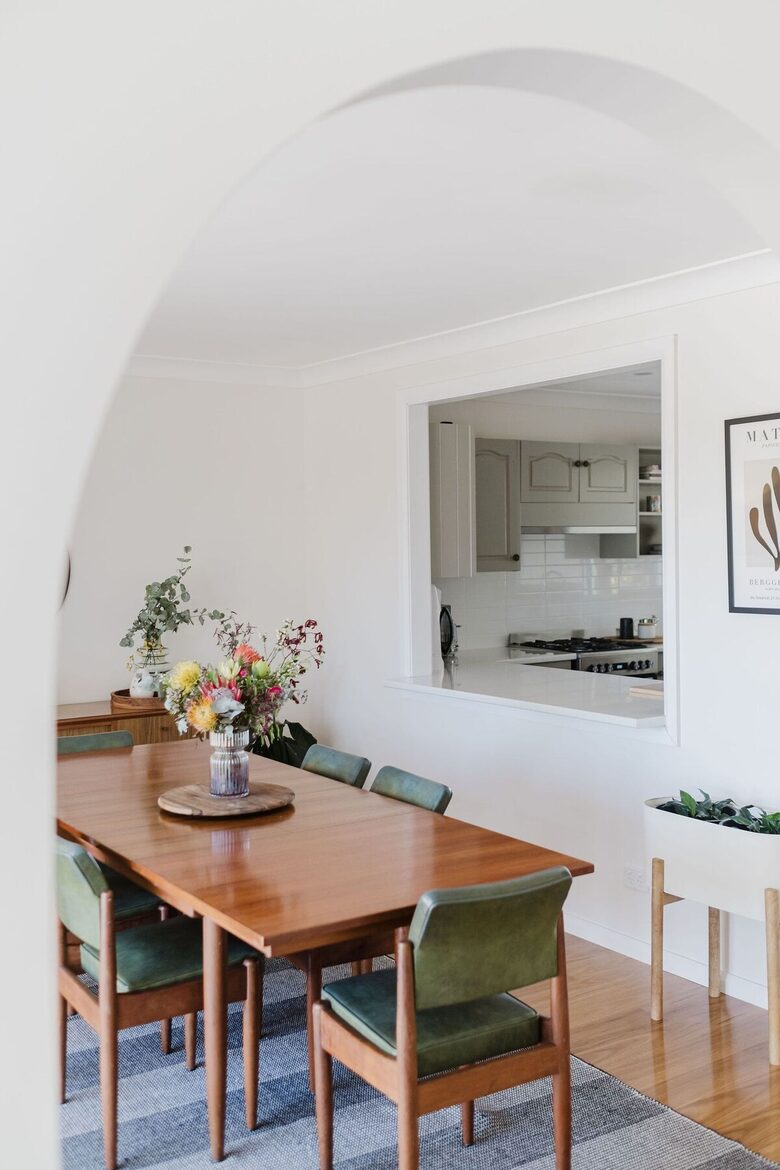 Light-Filled Coastal Living in Mollymook Beach - Mollymook Beach, Australia