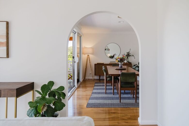 Light-Filled Coastal Living in Mollymook Beach - Mollymook Beach, Australia