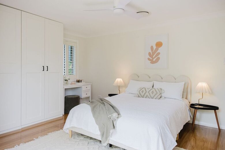 Light-Filled Coastal Living in Mollymook Beach - Mollymook Beach, Australia