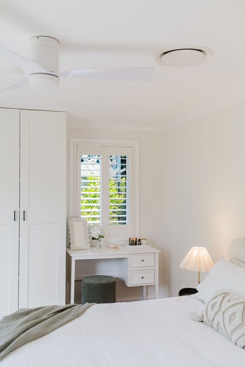 Light-Filled Coastal Living in Mollymook Beach - Mollymook Beach, Australia